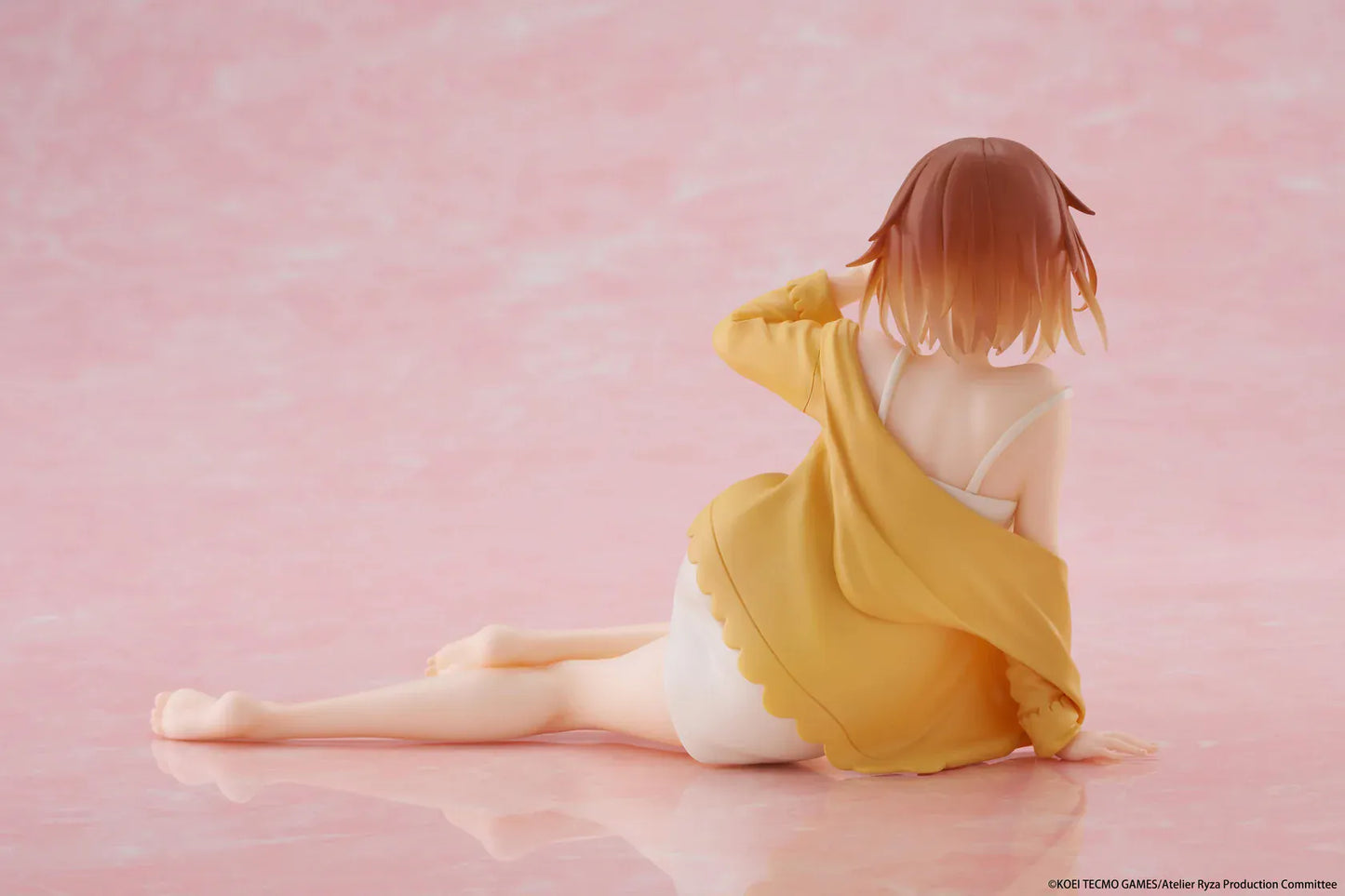 Atelier Ryza Desktop Cute Figure Ryza Nightwear Ver rerun featuring Ryza in a white nightwear outfit and yellow cardigan seated on a pink display background