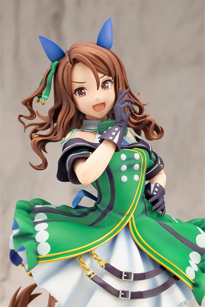 Umamusume Pretty Derby King Halo 1/7 scale figure wearing a green-and-white race outfit on a grassy display base.