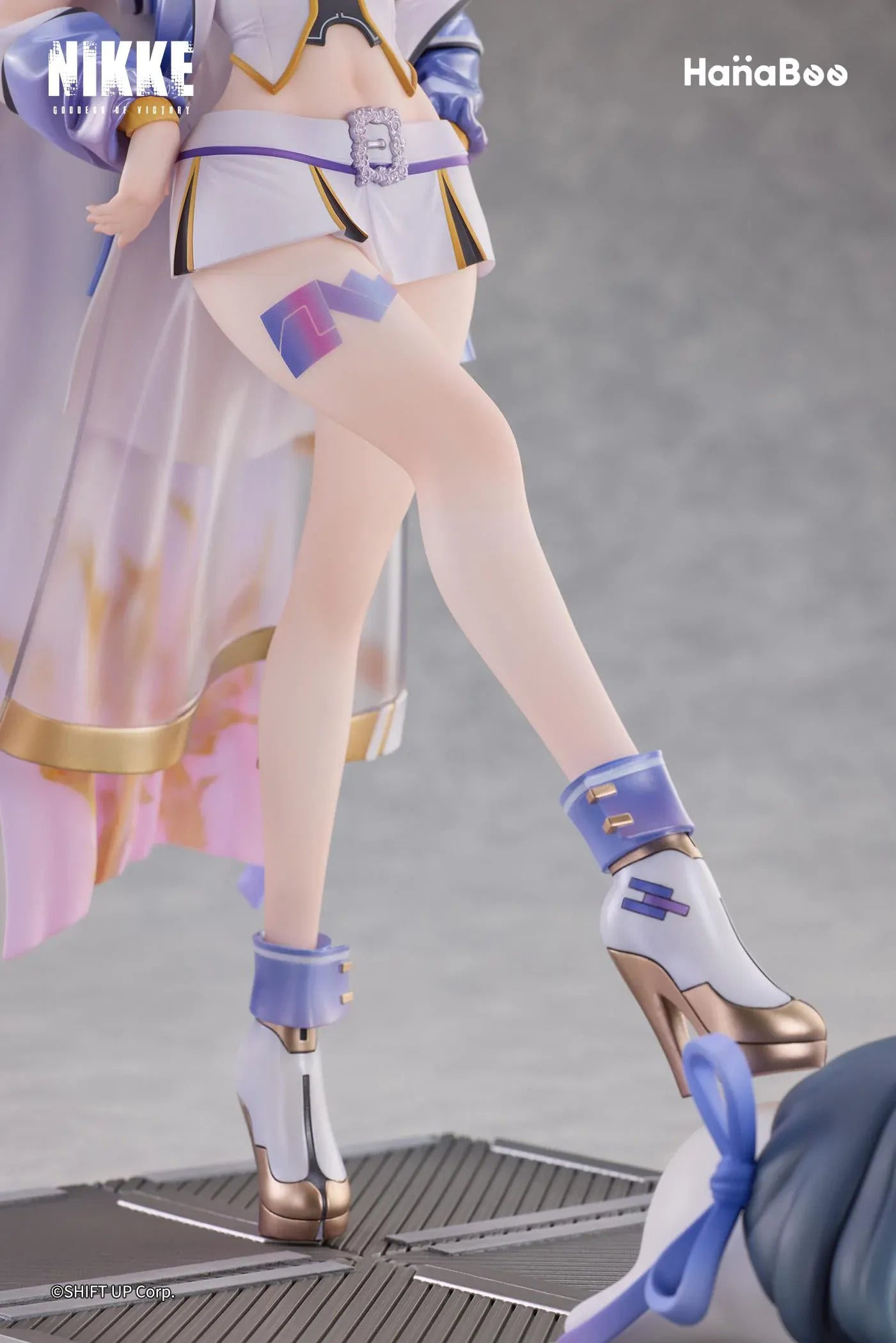 Goddess of Victory Nikke Syuen Deluxe Edition 1/6 Scale Figure featuring Syuen in a white-and-purple outfit with ribbon details, themed base, chibi mascot accent, can badge, and acrylic-style bonus artwork.