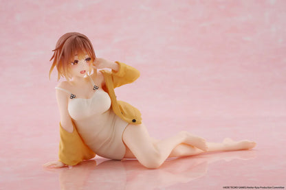 Atelier Ryza Desktop Cute Figure Ryza Nightwear Ver rerun featuring Ryza in a white nightwear outfit and yellow cardigan seated on a pink display background