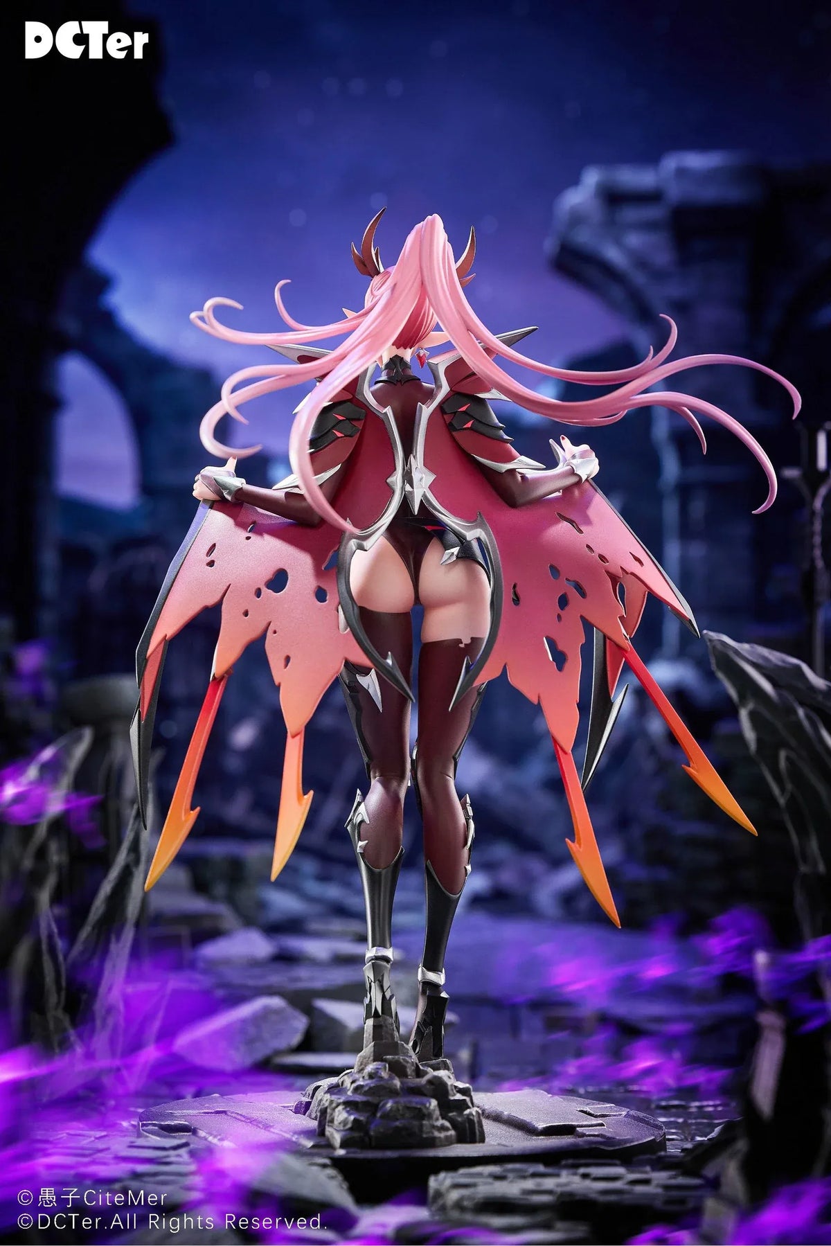 Heslion Draco Bellatrix Feminina 1/7 scale figure with pink hair, curved horns, dark crimson armor, wing-like elements, and a rocky base.