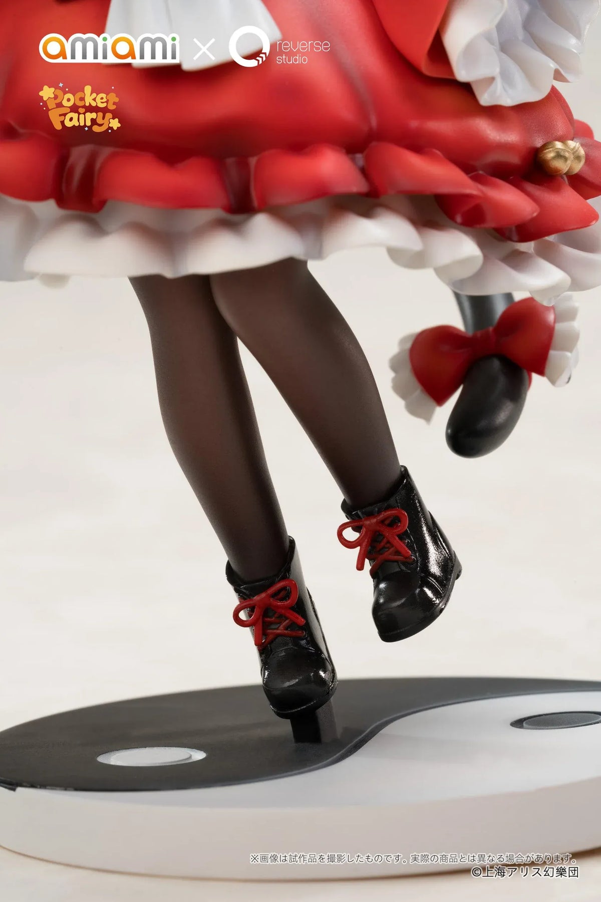 Touhou Project Pocket Reimu Hakurei figure holding a purification rod and ofuda talisman on a black-and-white yin-yang base.