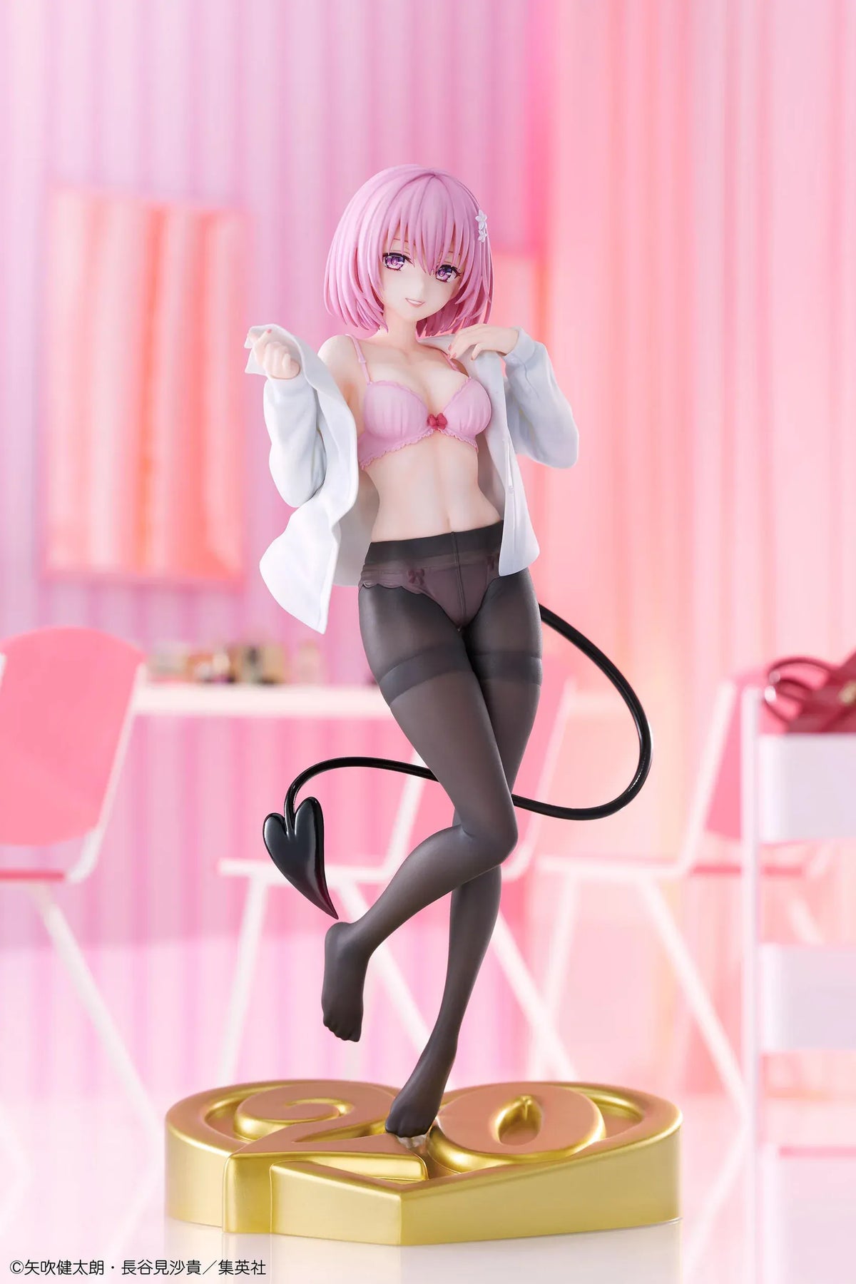 To Love-Ru Darkness Momo Belia Deviluke anniversary figure with pink hair, a white shirt, and a curved black tail on a gold heart-shaped “20” base.