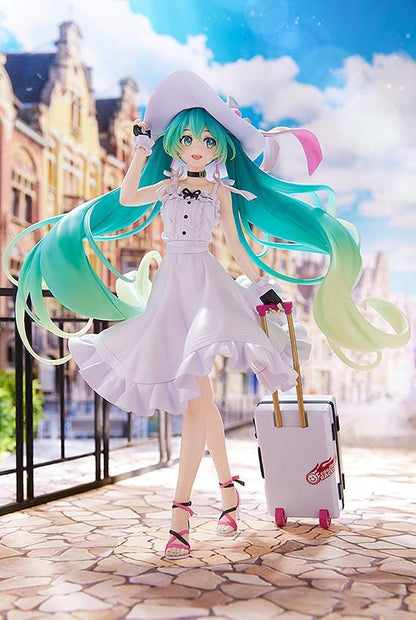 Racing Miku 2021 Private Ver. figure in a white dress and wide-brimmed hat, with turquoise twin-tails and a rolling suitcase on a stone-style base.