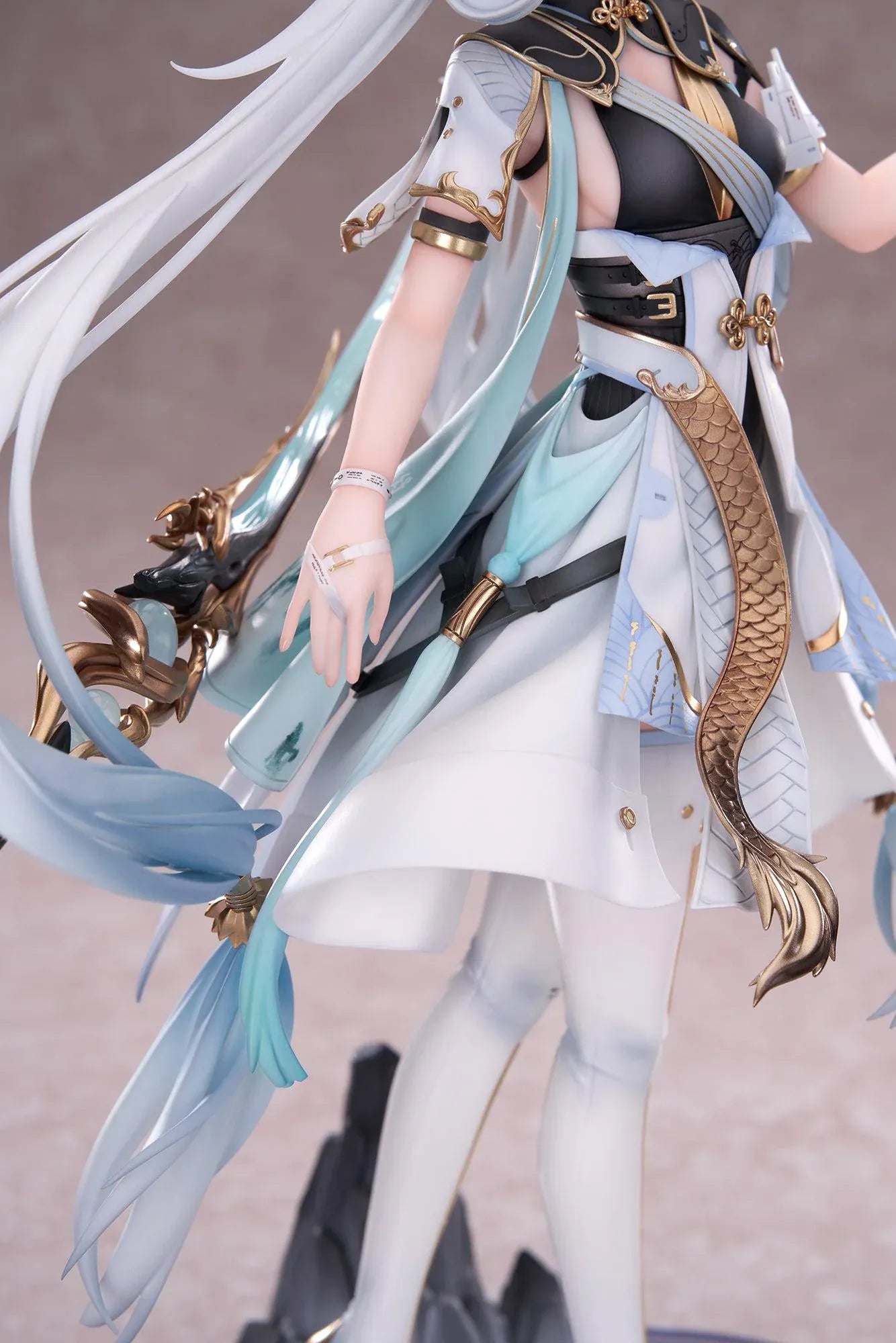 Wuthering Waves Jinhsi 1/7 Scale Figure with long white hair, elegant blue and gold outfit, flowing accessories, water-style display base, and bonus item
