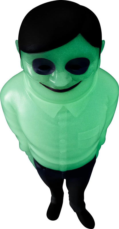 Alien Serpo sofubi figure from Dandadan with green body and black pants.