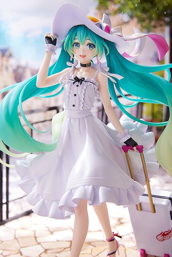 Racing Miku 2021 Private Ver. figure in a white dress and wide-brimmed hat, with turquoise twin-tails and a rolling suitcase on a stone-style base.
