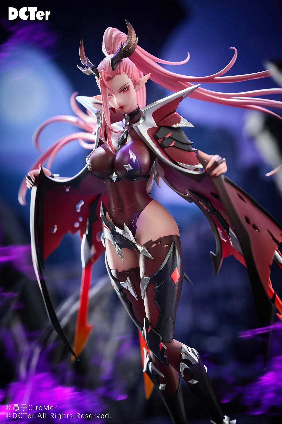 Heslion Draco Bellatrix Feminina 1/7 scale figure with pink hair, curved horns, dark crimson armor, wing-like elements, and a rocky base.