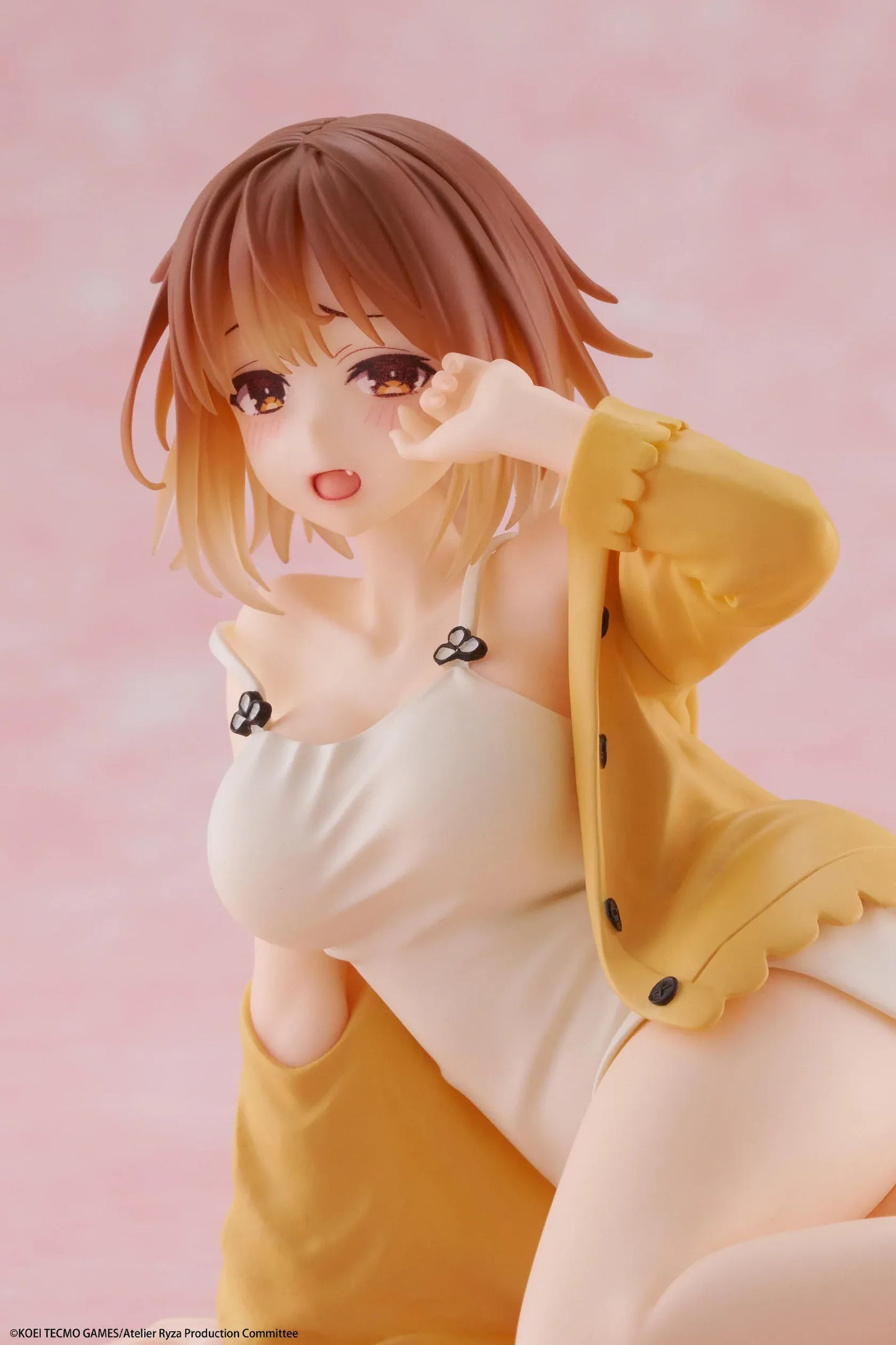 Atelier Ryza Desktop Cute Figure Ryza Nightwear Ver rerun featuring Ryza in a white nightwear outfit and yellow cardigan seated on a pink display background