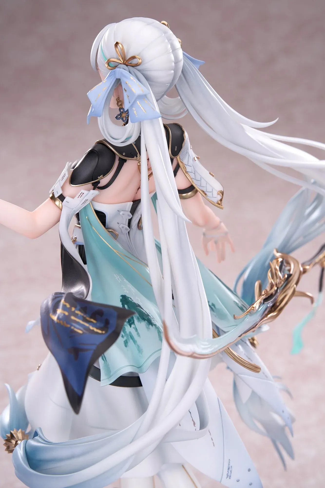 Wuthering Waves Jinhsi 1/7 Scale Figure with long white hair, elegant blue and gold outfit, flowing accessories, water-style display base, and bonus item