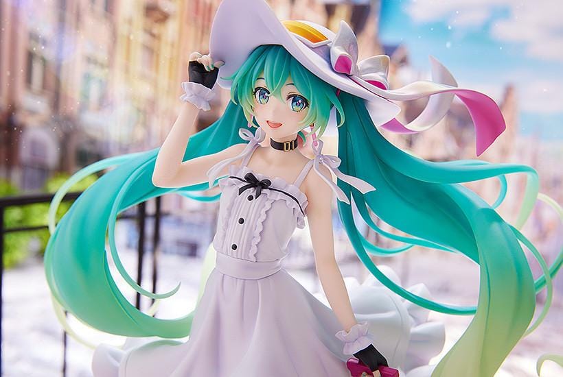 Racing Miku 2021 Private Ver. figure in a white dress and wide-brimmed hat, with turquoise twin-tails and a rolling suitcase on a stone-style base.