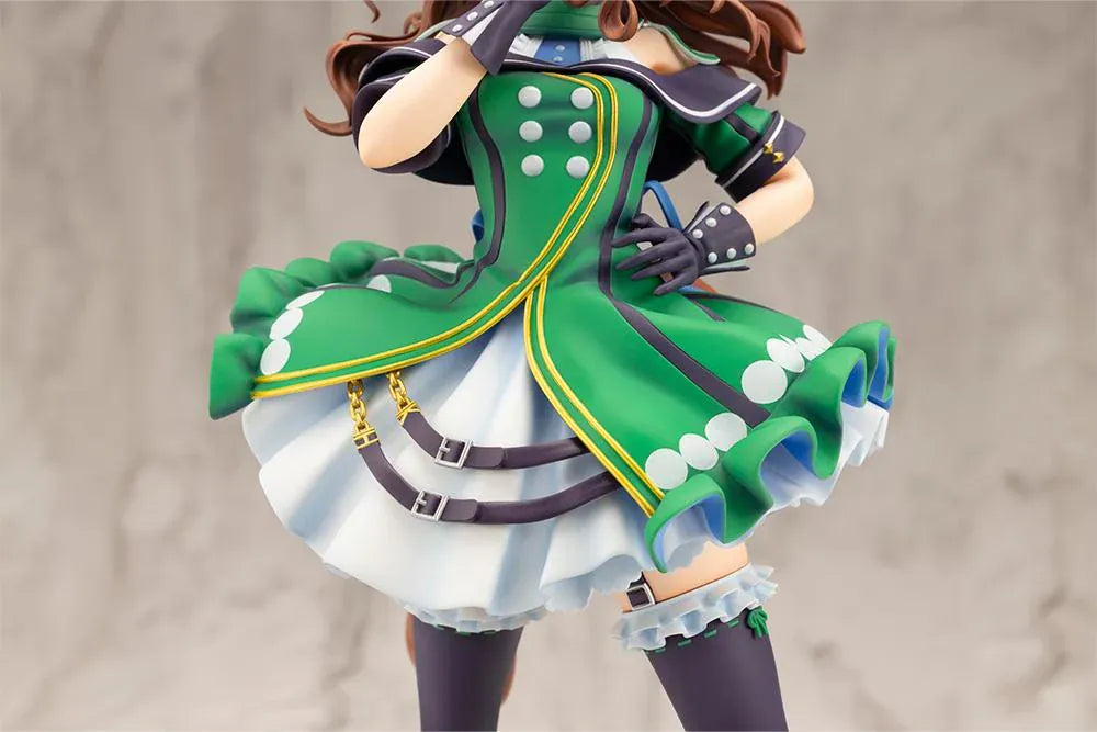 Umamusume Pretty Derby King Halo 1/7 scale figure wearing a green-and-white race outfit on a grassy display base.