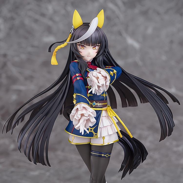 Scale figure of Uma Musume: Pretty Derby’s Calstone Light O in a blue and yellow racing outfit, long black hair flowing as she poses confidently on a striped base.