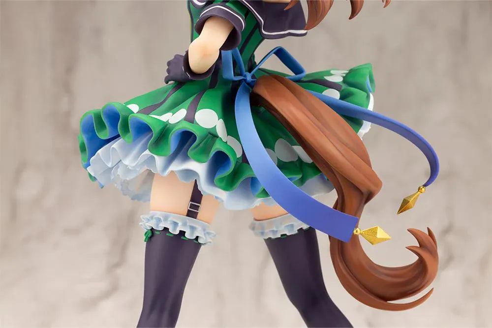 Umamusume Pretty Derby King Halo 1/7 scale figure wearing a green-and-white race outfit on a grassy display base.