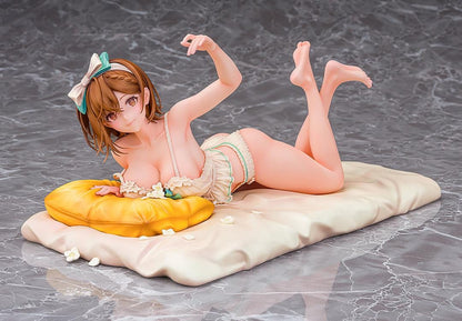 Azur Lane x Atelier Ryza 2 Reisalin Stout (Late-Night Alchemist Ver.) 1/7 Scale Figure featuring Ryza lying on a bed with a soft blanket and pillow, detailed with pastel colors and delicate ruffles.