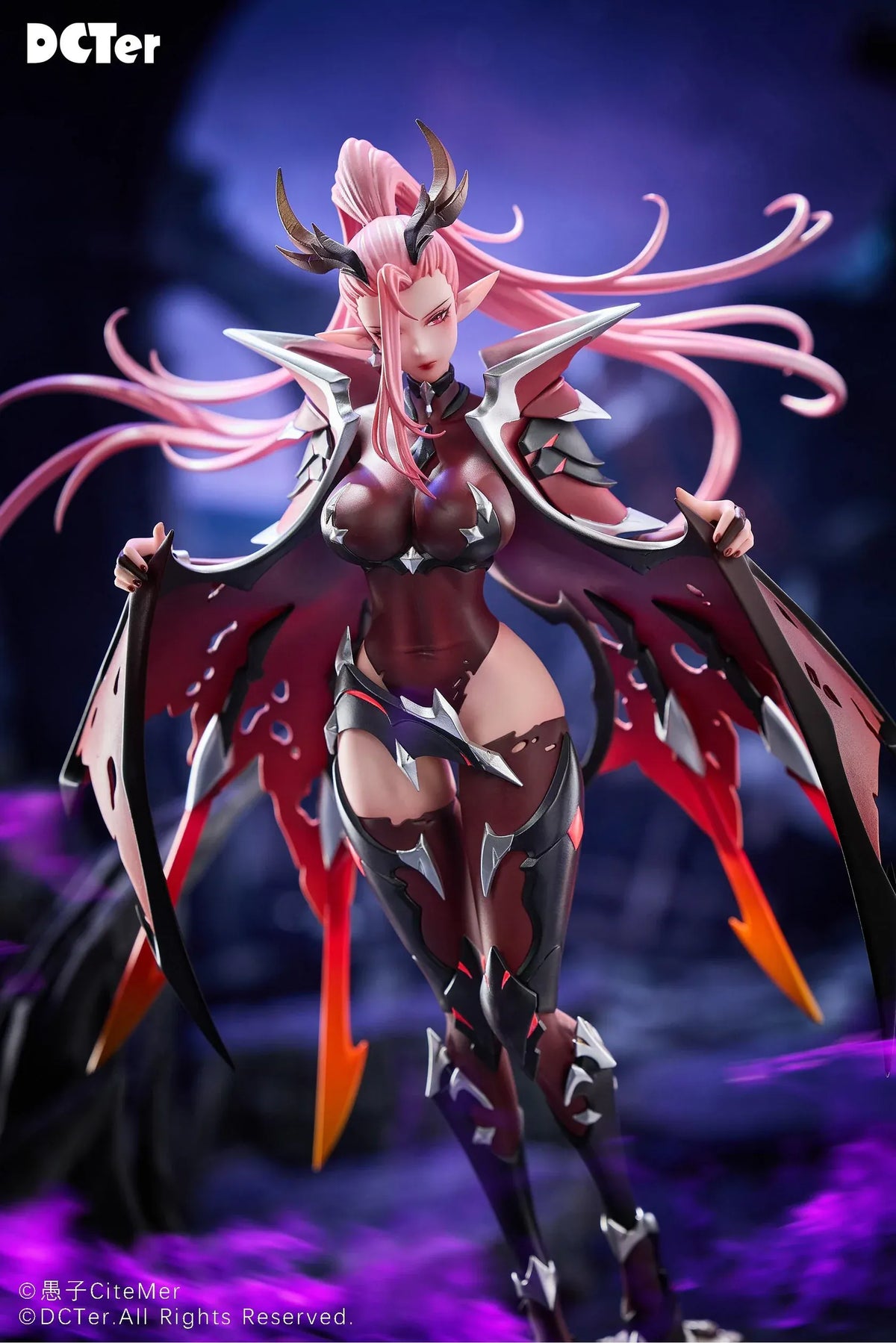 Heslion Draco Bellatrix Feminina 1/7 scale figure with pink hair, curved horns, dark crimson armor, wing-like elements, and a rocky base.