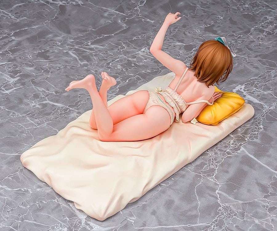 Azur Lane x Atelier Ryza 2 Reisalin Stout (Late-Night Alchemist Ver.) 1/7 Scale Figure featuring Ryza lying on a bed with a soft blanket and pillow, detailed with pastel colors and delicate ruffles.