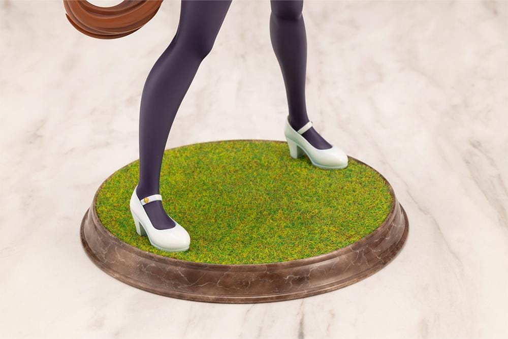 Umamusume Pretty Derby King Halo 1/7 scale figure wearing a green-and-white race outfit on a grassy display base.
