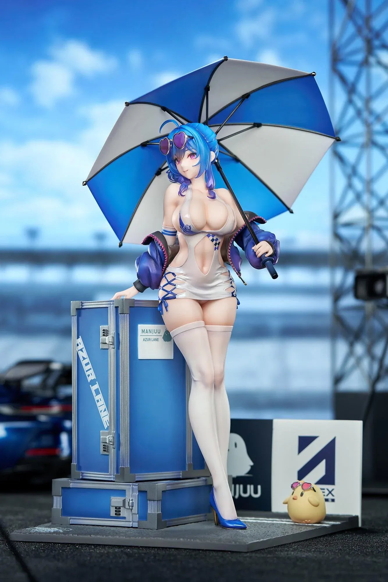 Azur Lane St. Louis Race Queen Ver. 1/7 Scale Figure with blue hair, umbrella, racing outfit, display cases, mascot detail, and bonus item