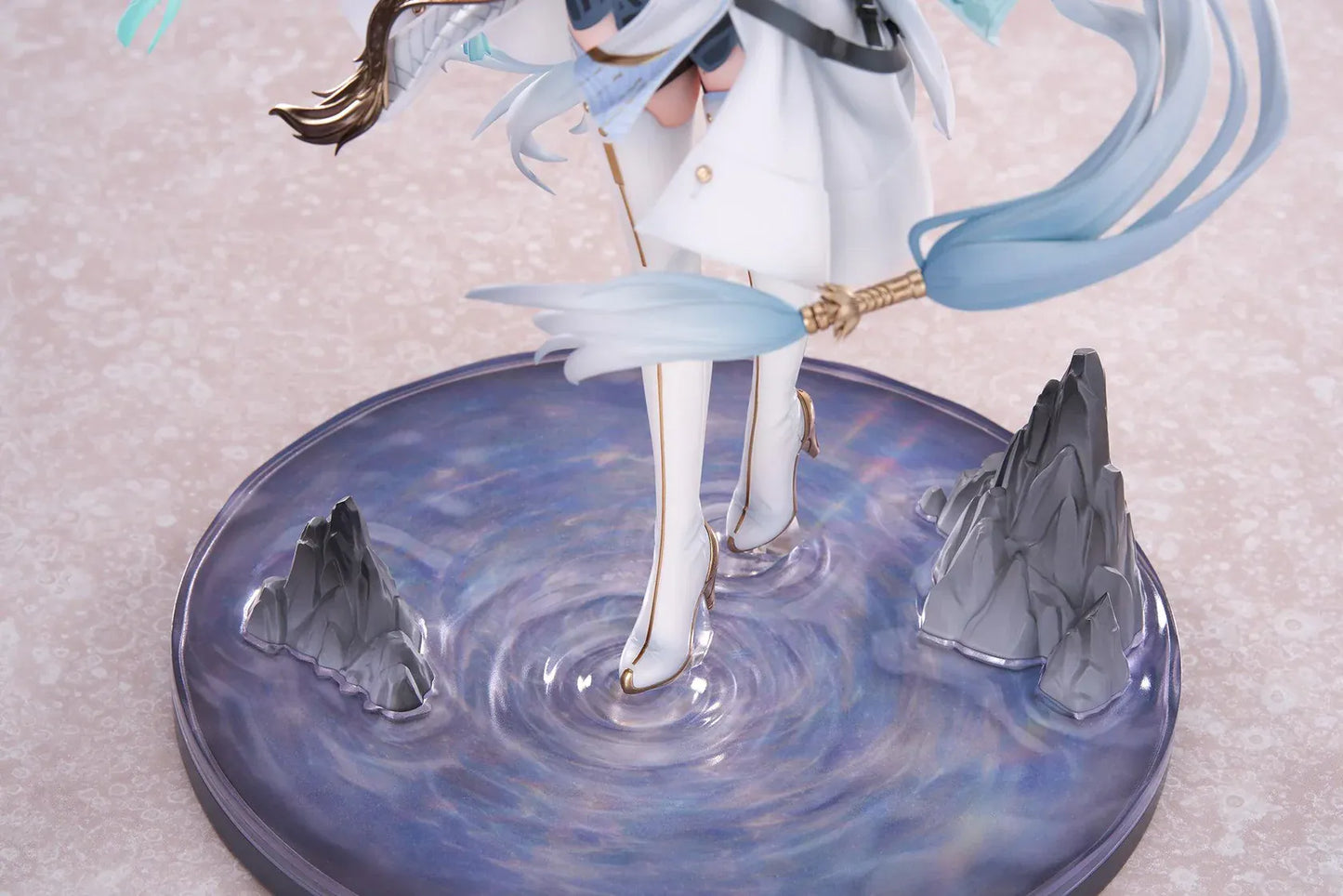 Wuthering Waves Jinhsi 1/7 Scale Figure with long white hair, elegant blue and gold outfit, flowing accessories, water-style display base, and bonus item