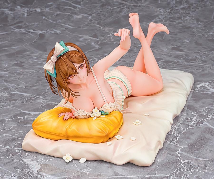 Azur Lane x Atelier Ryza 2 Reisalin Stout (Late-Night Alchemist Ver.) 1/7 Scale Figure featuring Ryza lying on a bed with a soft blanket and pillow, detailed with pastel colors and delicate ruffles.