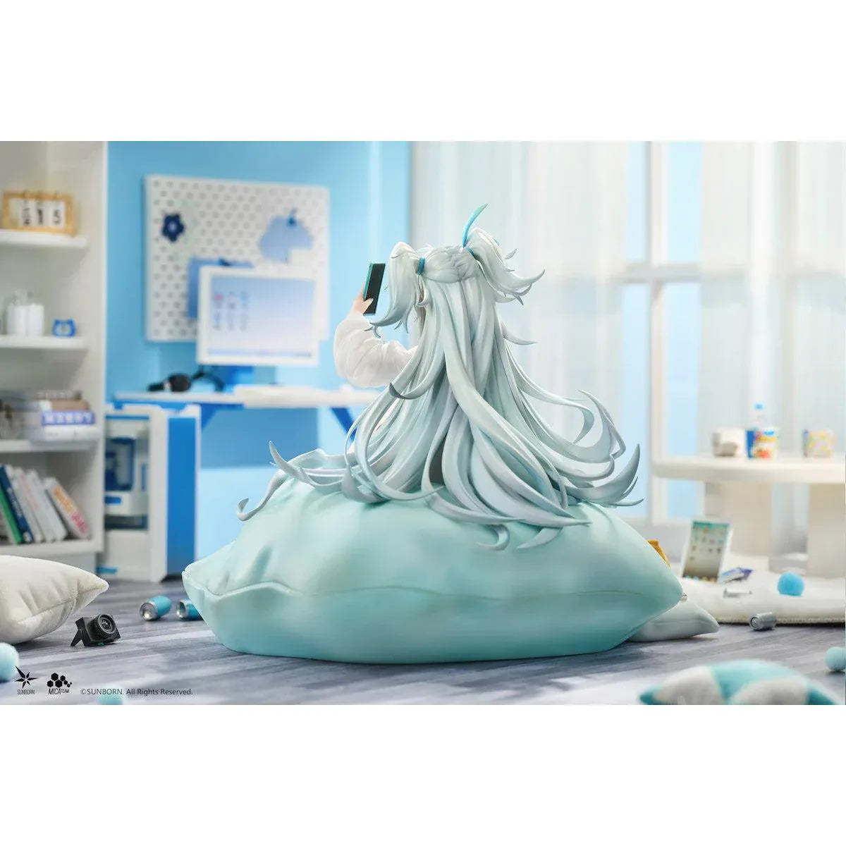 Girls' Frontline 2 Exilium Florence Marvellous Herb Cake Ver. 1/7 Scale Figure seated on a cushion with mint hair, phone accessory, pillows, snacks, and game controller details