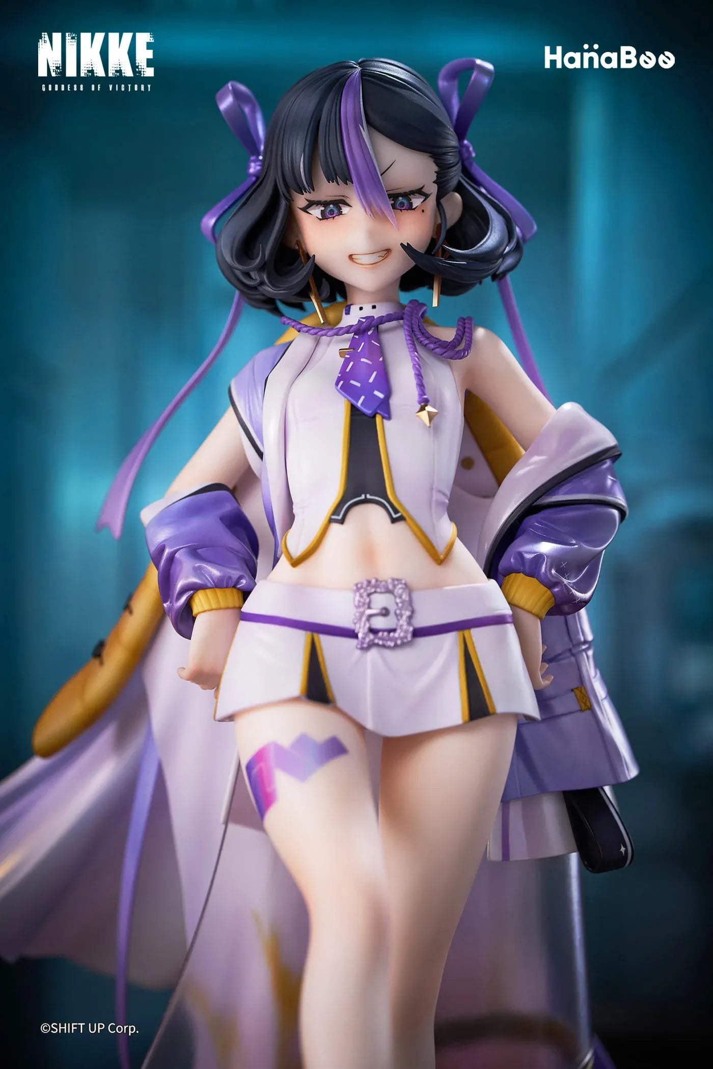 Goddess of Victory Nikke Syuen Deluxe Edition 1/6 Scale Figure featuring Syuen in a white-and-purple outfit with ribbon details, themed base, chibi mascot accent, can badge, and acrylic-style bonus artwork.