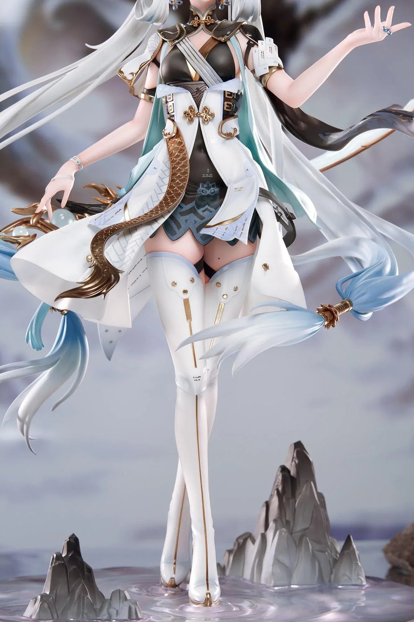 Wuthering Waves Jinhsi 1/7 Scale Figure with long white hair, elegant blue and gold outfit, flowing accessories, water-style display base, and bonus item