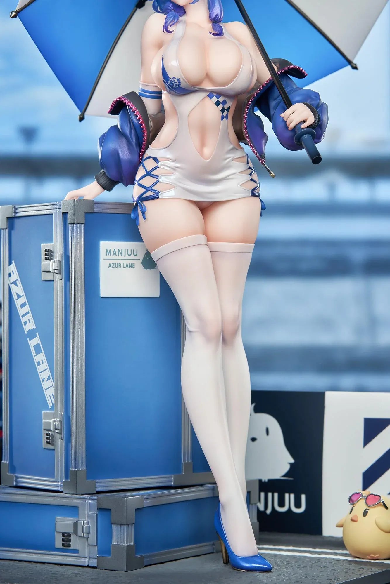 Azur Lane St. Louis Race Queen Ver. 1/7 Scale Figure with blue hair, umbrella, racing outfit, display cases, mascot detail, and bonus item