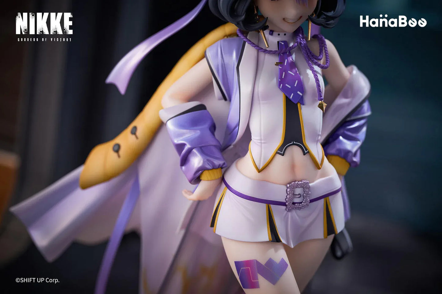 Goddess of Victory Nikke Syuen Deluxe Edition 1/6 Scale Figure featuring Syuen in a white-and-purple outfit with ribbon details, themed base, chibi mascot accent, can badge, and acrylic-style bonus artwork.