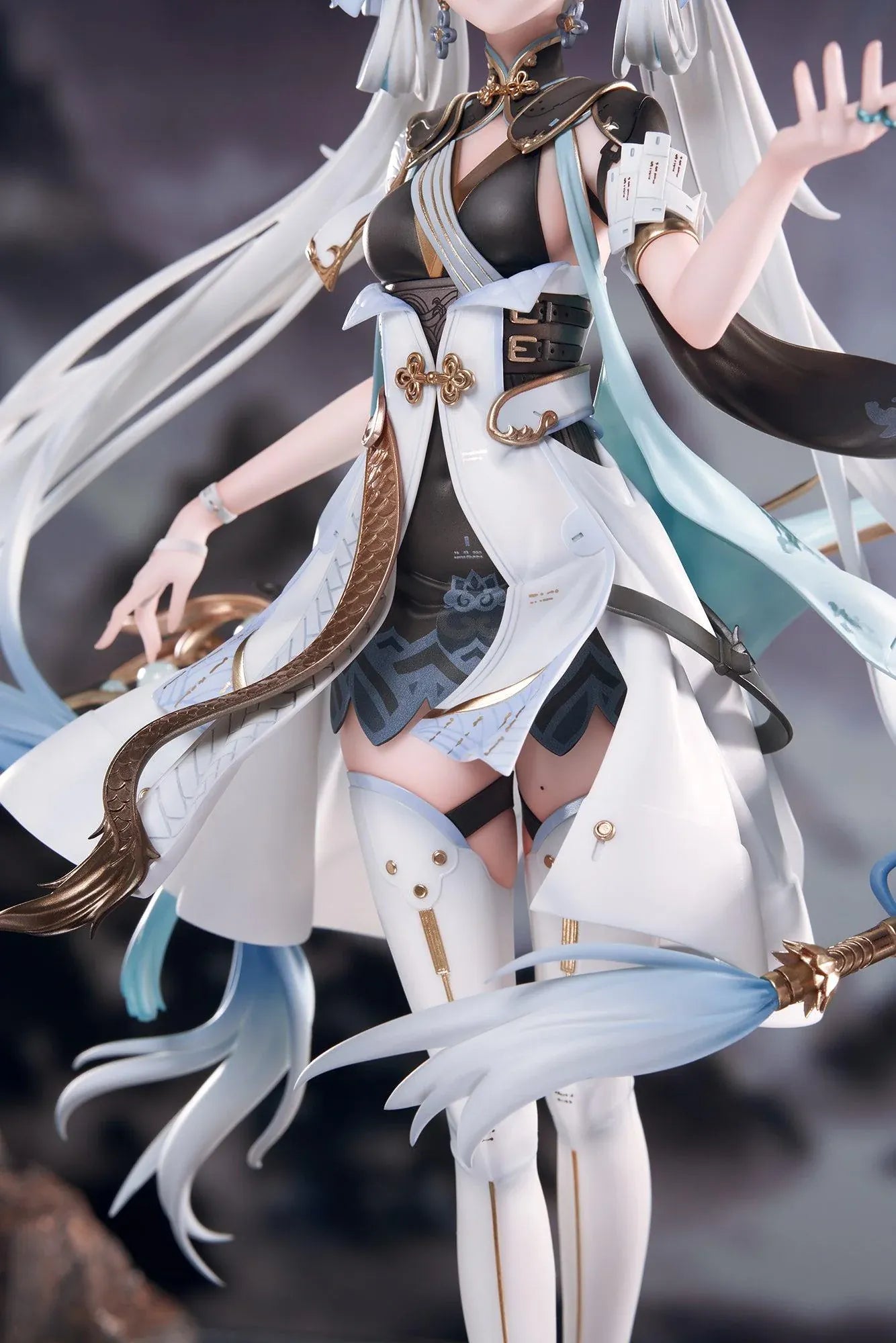 Wuthering Waves Jinhsi 1/7 Scale Figure with long white hair, elegant blue and gold outfit, flowing accessories, water-style display base, and bonus item