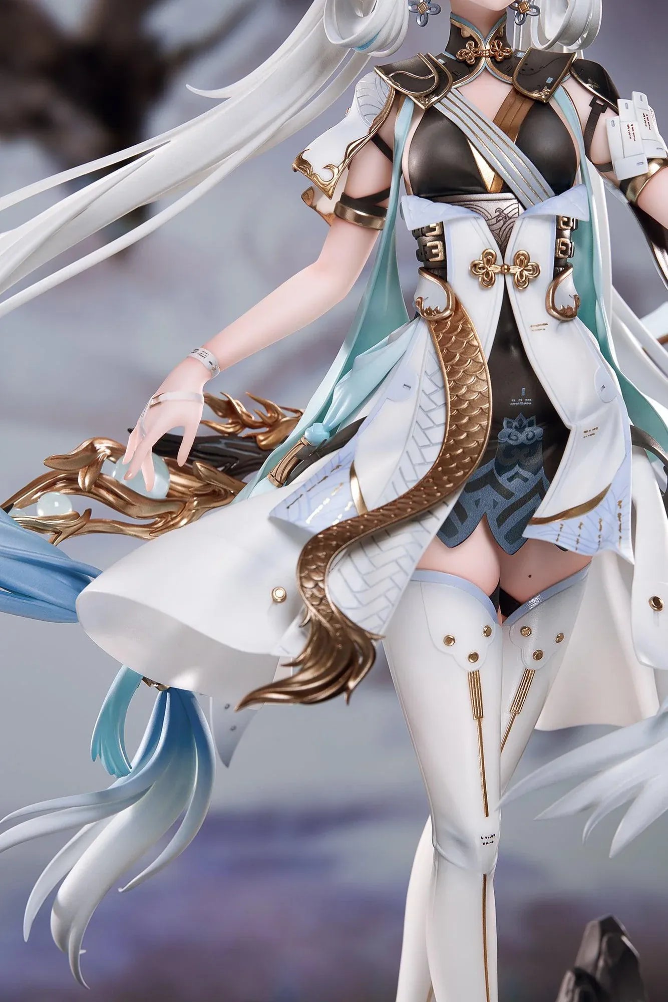 Wuthering Waves Jinhsi 1/7 Scale Figure with long white hair, elegant blue and gold outfit, flowing accessories, water-style display base, and bonus item