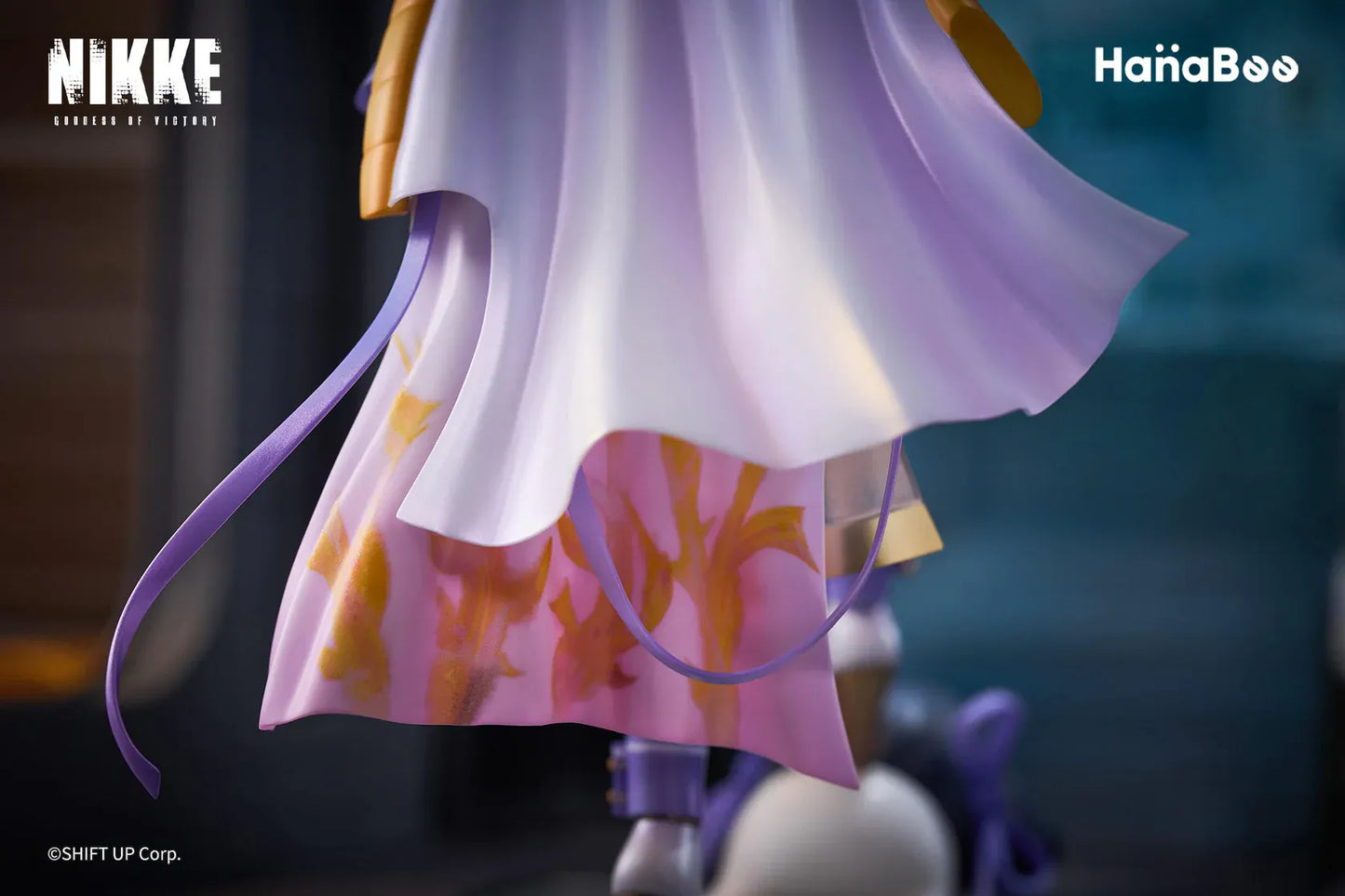 Goddess of Victory Nikke Syuen Deluxe Edition 1/6 Scale Figure featuring Syuen in a white-and-purple outfit with ribbon details, themed base, chibi mascot accent, can badge, and acrylic-style bonus artwork.