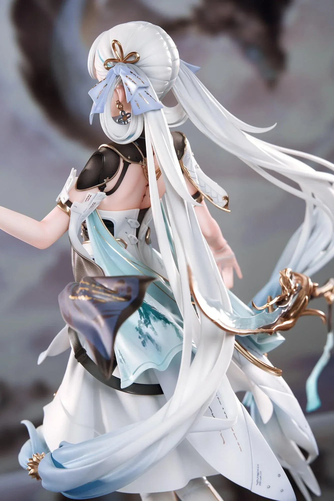 Wuthering Waves Jinhsi 1/7 Scale Figure with long white hair, elegant blue and gold outfit, flowing accessories, water-style display base, and bonus item