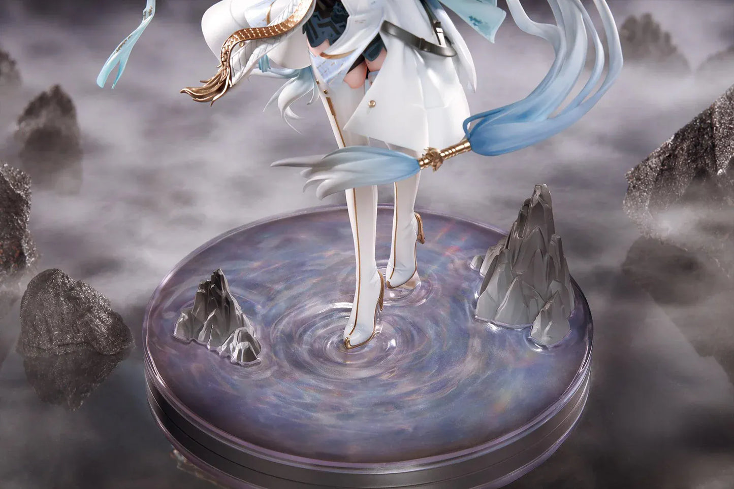 Wuthering Waves Jinhsi 1/7 Scale Figure with long white hair, elegant blue and gold outfit, flowing accessories, water-style display base, and bonus item