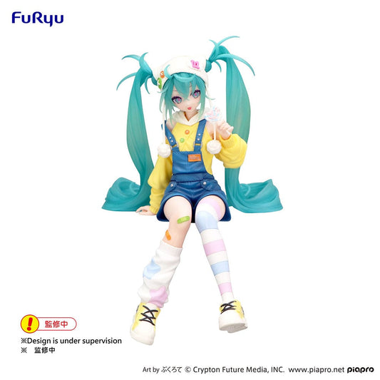 Vocaloid Hatsune Miku (Lollipop Ver.) Noodle Stopper Figure, featuring Hatsune Miku sitting with a lollipop, dressed in a yellow sweater, blue overalls, and pastel-striped socks with candy-themed details.