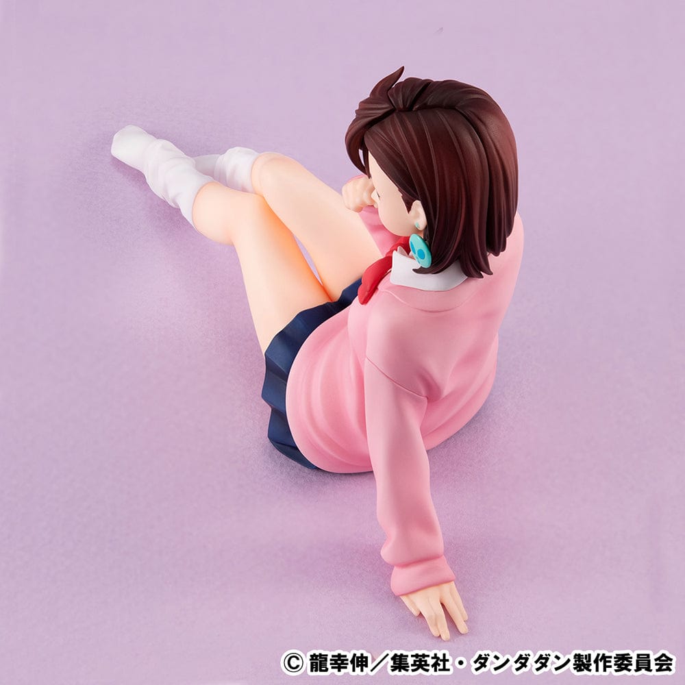 Dandadan G.E.M. Series Momo Ayase (Tenohira) figure in pink sweater and school uniform, sitting with a confident expression