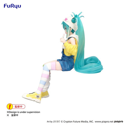 Vocaloid Hatsune Miku (Lollipop Ver.) Noodle Stopper Figure, featuring Hatsune Miku sitting with a lollipop, dressed in a yellow sweater, blue overalls, and pastel-striped socks with candy-themed details.