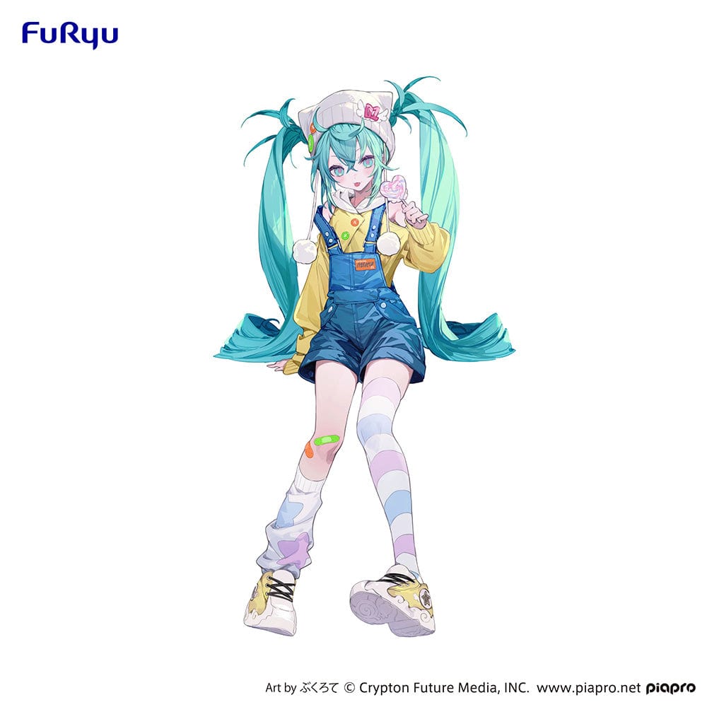 Vocaloid Hatsune Miku (Lollipop Ver.) Noodle Stopper Figure, featuring Hatsune Miku sitting with a lollipop, dressed in a yellow sweater, blue overalls, and pastel-striped socks with candy-themed details.