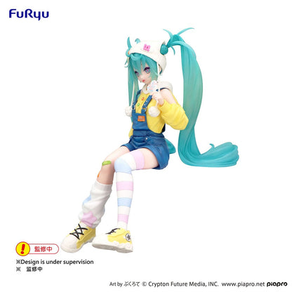 Vocaloid Hatsune Miku (Lollipop Ver.) Noodle Stopper Figure, featuring Hatsune Miku sitting with a lollipop, dressed in a yellow sweater, blue overalls, and pastel-striped socks with candy-themed details.