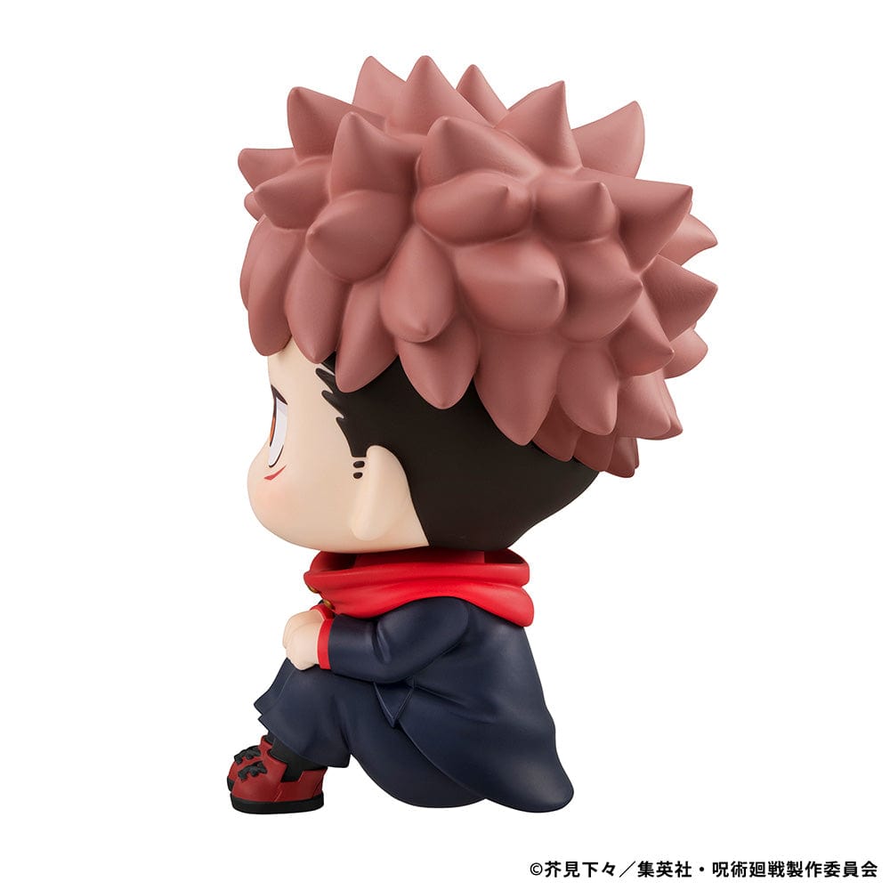 Lookup Figure Jujutsu Kaisen Yuji Itadori seated in chibi form, with spiky hair and bright smile, wearing black and red uniform.