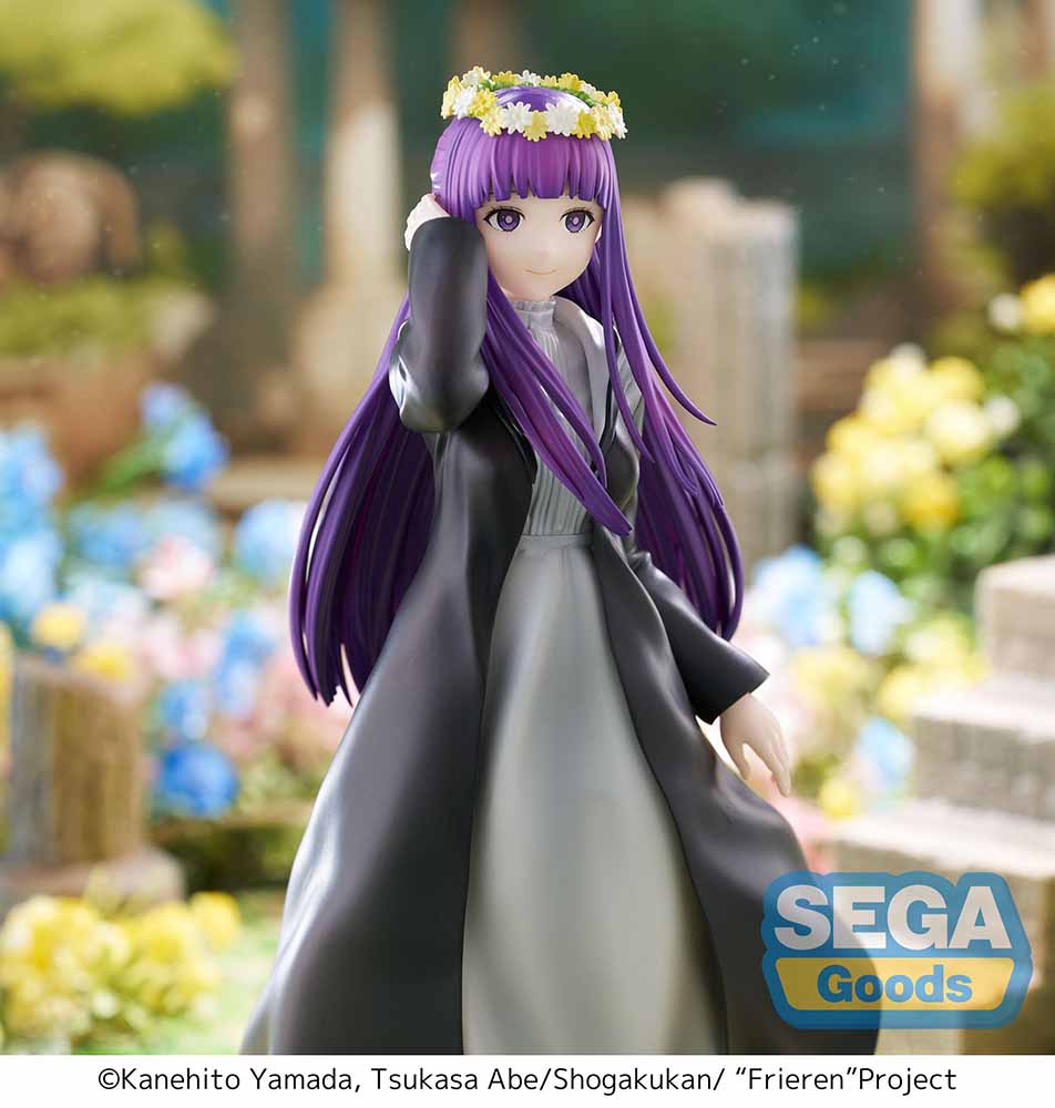 Frieren: Beyond Journey's End Luminasta Fern (Flower Garden) Figure featuring Fern in a long black coat, gray dress, and daisy crown on a grass-textured hexagonal base, set against a white background.