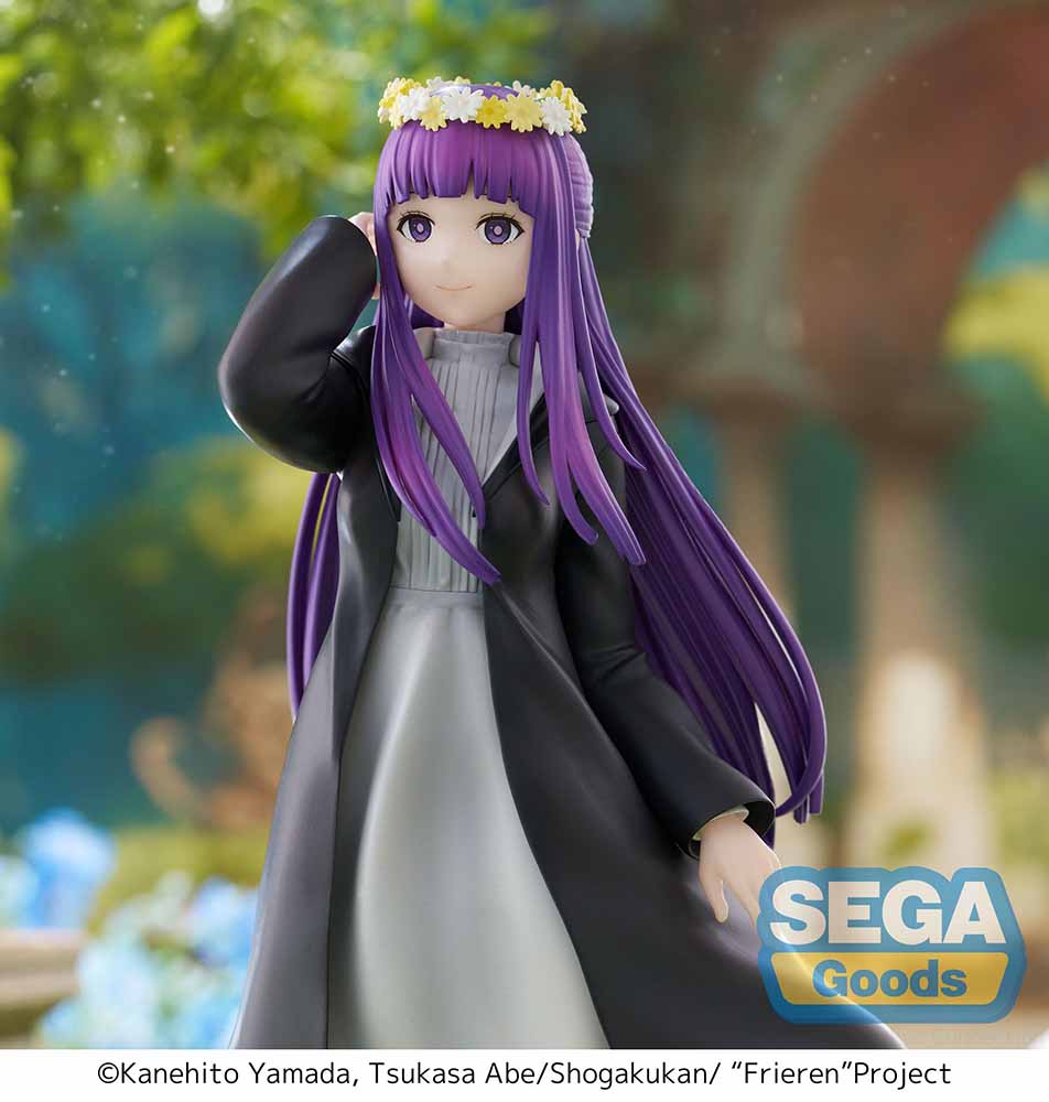 Frieren: Beyond Journey's End Luminasta Fern (Flower Garden) Figure featuring Fern in a long black coat, gray dress, and daisy crown on a grass-textured hexagonal base, set against a white background.