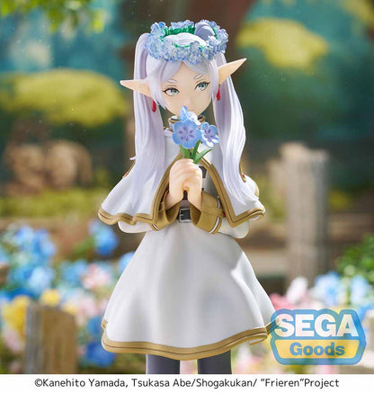 Frieren: Beyond Journey's End Luminasta Frieren (Flower Garden) Figure featuring Frieren in a white and gold-trimmed dress, holding a bouquet of flowers, with a floral crown and hexagonal grass base, set against a white background.