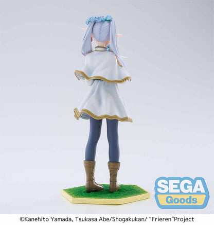 Frieren: Beyond Journey's End Luminasta Frieren (Flower Garden) Figure featuring Frieren in a white and gold-trimmed dress, holding a bouquet of flowers, with a floral crown and hexagonal grass base, set against a white background.