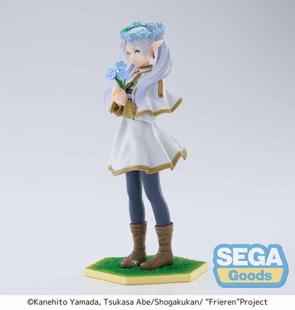 Frieren: Beyond Journey's End Luminasta Frieren (Flower Garden) Figure featuring Frieren in a white and gold-trimmed dress, holding a bouquet of flowers, with a floral crown and hexagonal grass base, set against a white background.