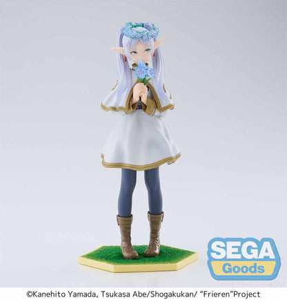 Frieren: Beyond Journey's End Luminasta Frieren (Flower Garden) Figure featuring Frieren in a white and gold-trimmed dress, holding a bouquet of flowers, with a floral crown and hexagonal grass base, set against a white background.