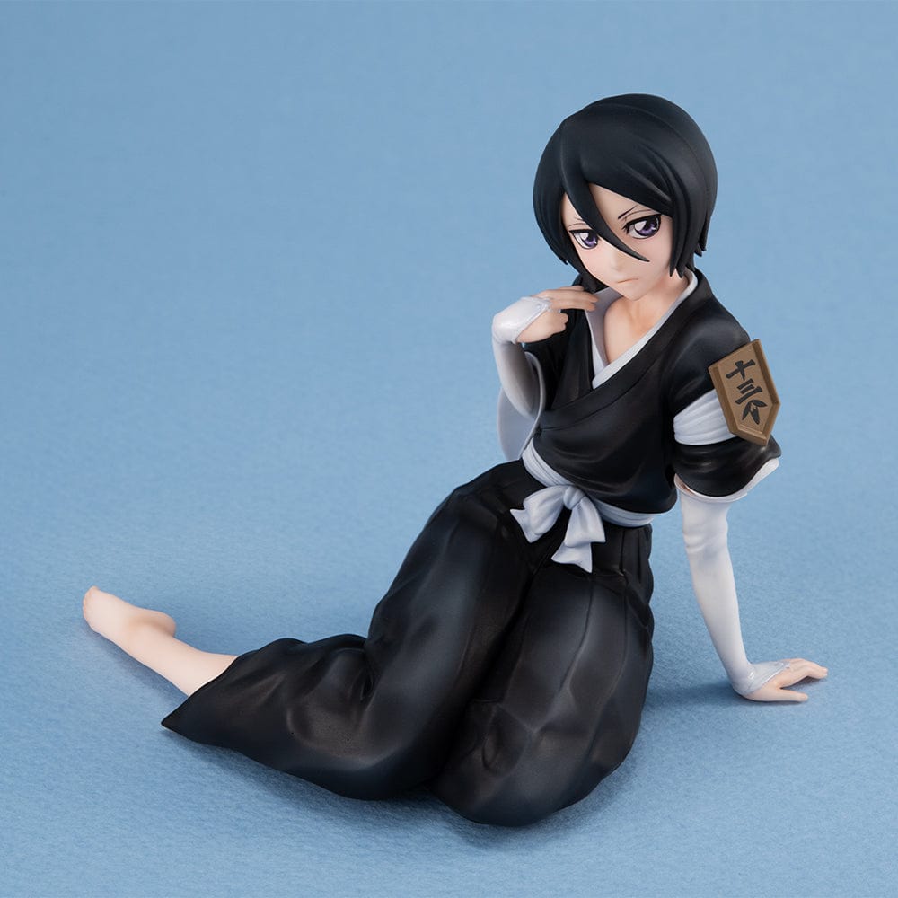 Bleach: Thousand-Year Blood War Melty Princess Rukia (Tenohira) figure in Shinigami uniform, seated with a thoughtful expression.