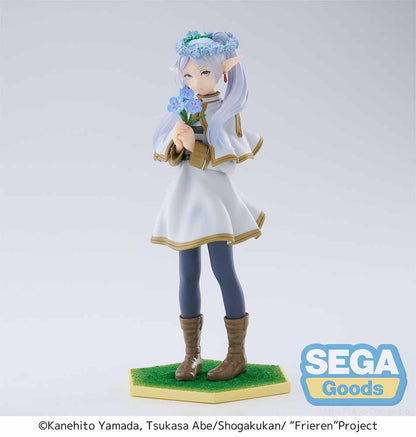 Frieren: Beyond Journey's End Luminasta Frieren (Flower Garden) Figure featuring Frieren in a white and gold-trimmed dress, holding a bouquet of flowers, with a floral crown and hexagonal grass base, set against a white background.