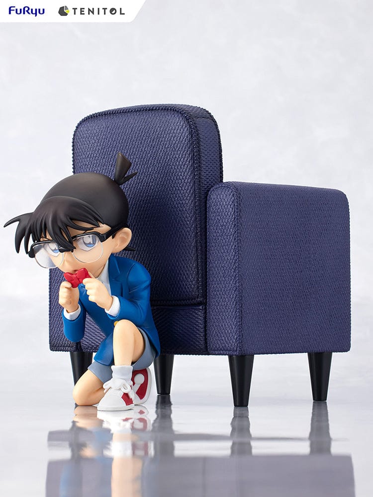 Case Closed Tenitol Conan Edogawa Figure - Detailed anime figure of Conan Edogawa crouching behind an armchair, dressed in his classic blue suit, holding a magnifying glass, ready to solve a mystery.